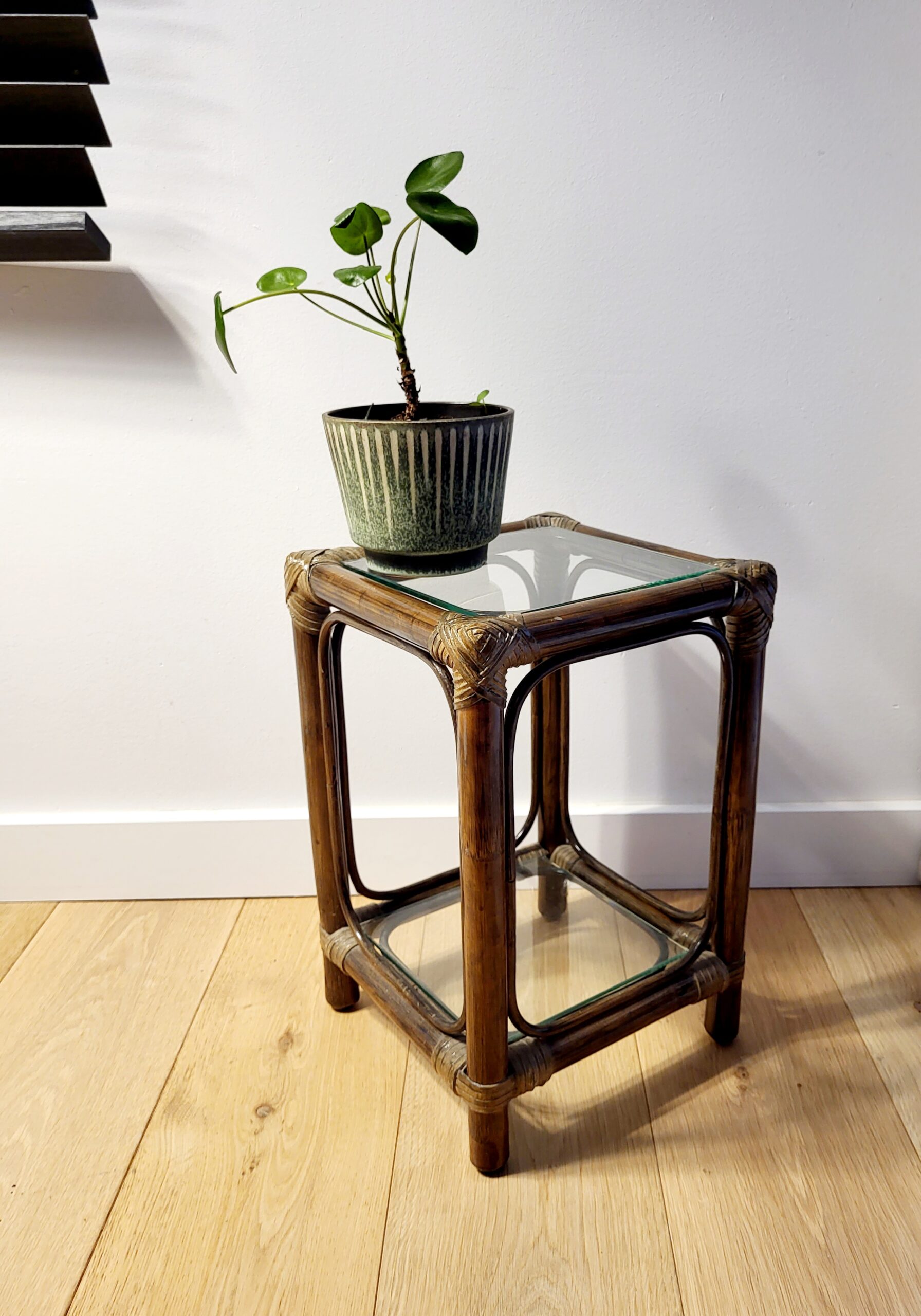 Rotan Rekje Rotan vintage rekje, plantenstaander, bijzettafel met 2 glasplaten ...